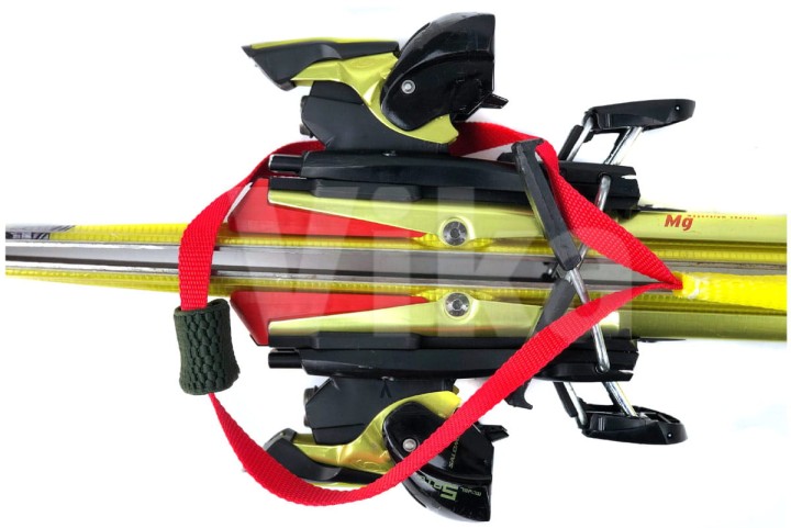 Uchwyt do noszenia nart - przekładanie pętli przez tylnie wiązanie