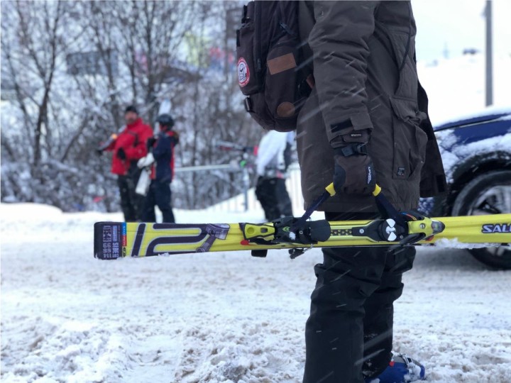 Noszenie nart uchwytem do nart