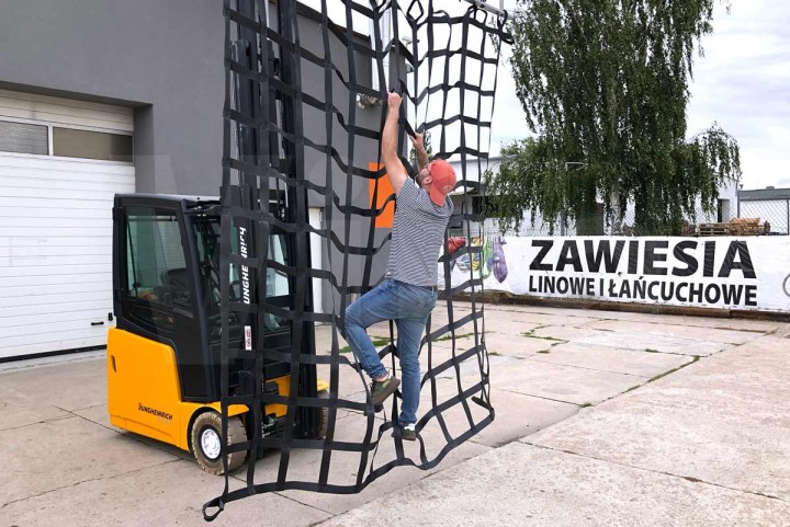 Siatka do wspinania na tor przeszkód