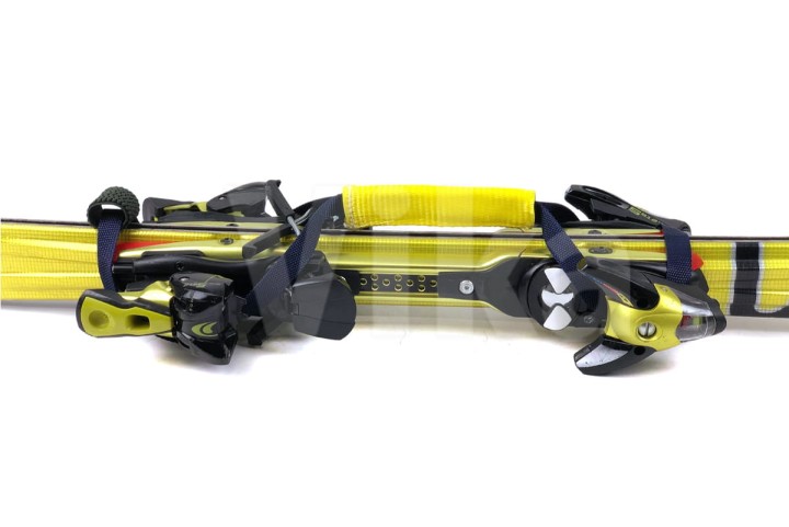 Uchwyt do noszenia nart koloru granatowego