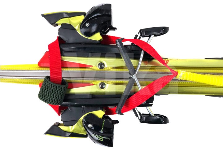 Uchwyt do noszenia nart - nałożony na tylne wiązanie