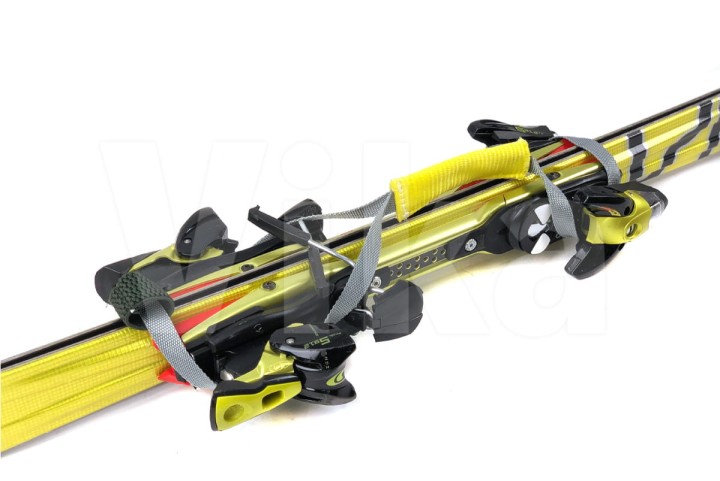 Uchwyt do noszenia nart koloru szarego