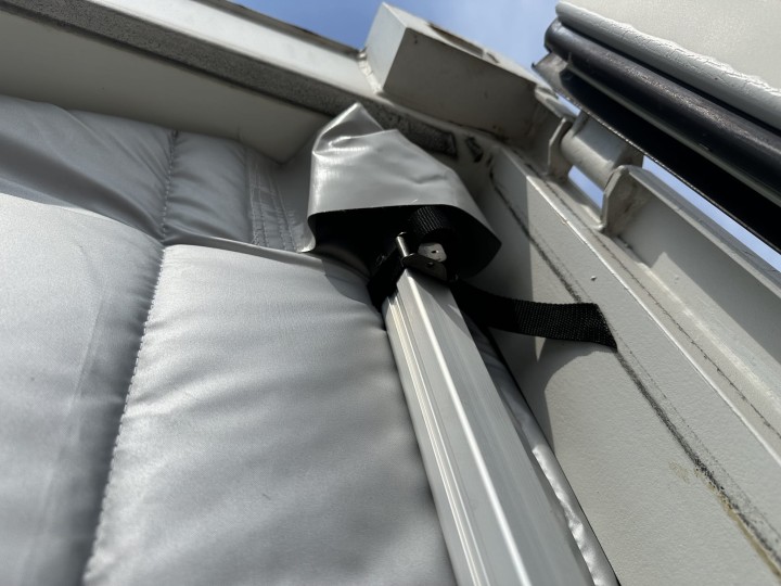 Kurtyna termoizolacyjna typu koc montowana drążkiem rozporowym.JPG