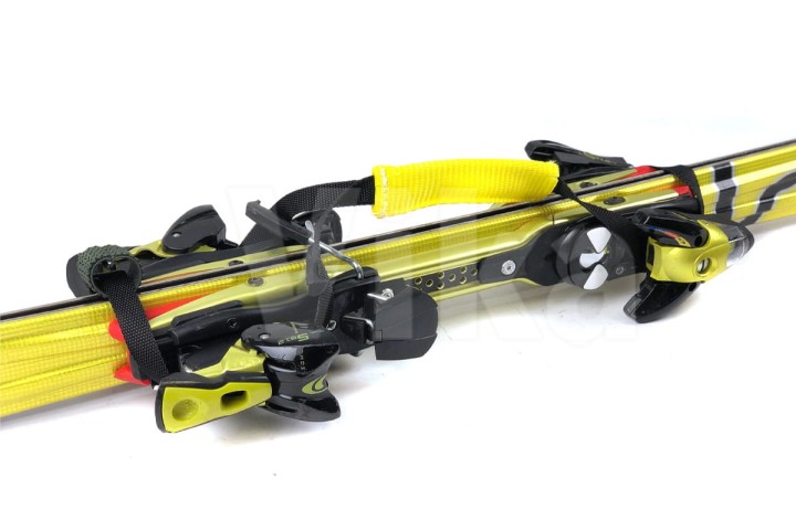 Uchwyt do noszenia nart koloru czarnego