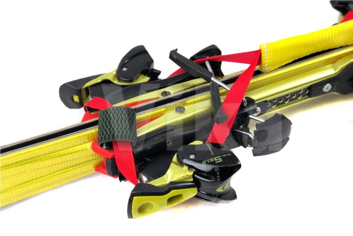 Uchwyt do noszenia nart - przekładanie pętli przez przednie wiązanie