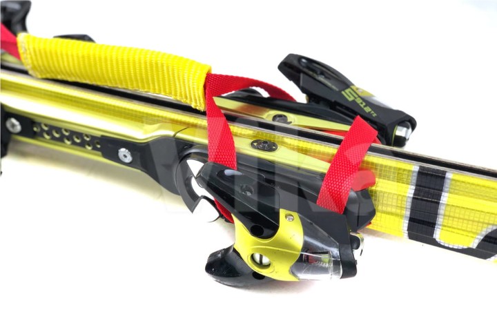 Uchwyt do noszenia nart - nałożony na przednie wiązanie