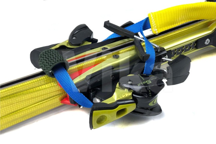 Uchwyt do noszenia nart koloru niebieskiego