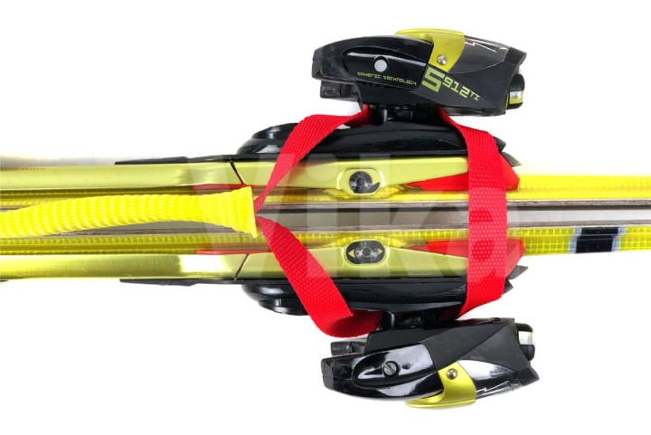 Uchwyt do noszenia nart - nałożony na przednie wiązanie