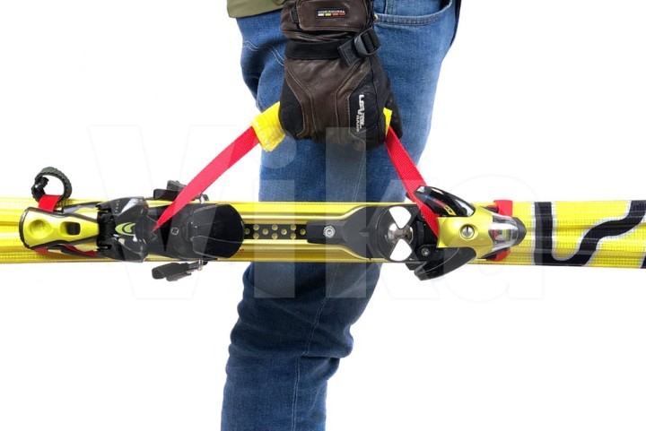 Uchwyt do noszenia nart koloru czerwonego