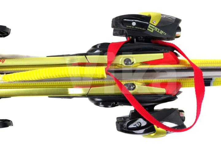 Uchwyt do noszenia nart - przekładanie pętli przez przednie wiązanie
